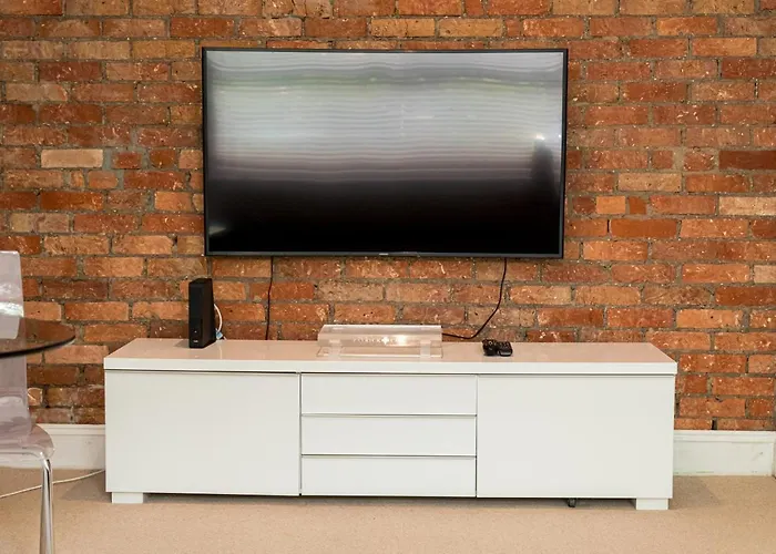 Cosy Urban Oasis - Quirky 2-Bed Town Centre Apartment